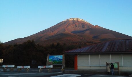 朝日を浴びる富士山
