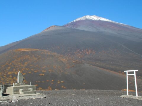 二ツ塚下塚の鳥居から見た上塚、宝永山、富士山