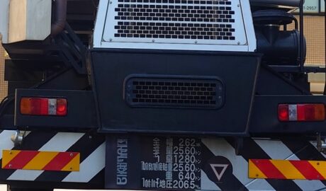 浮いているトラック