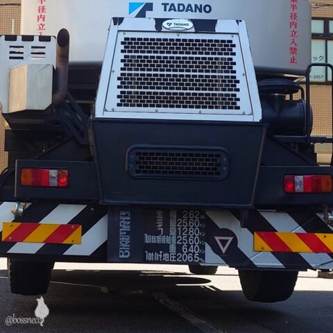 浮いているトラック